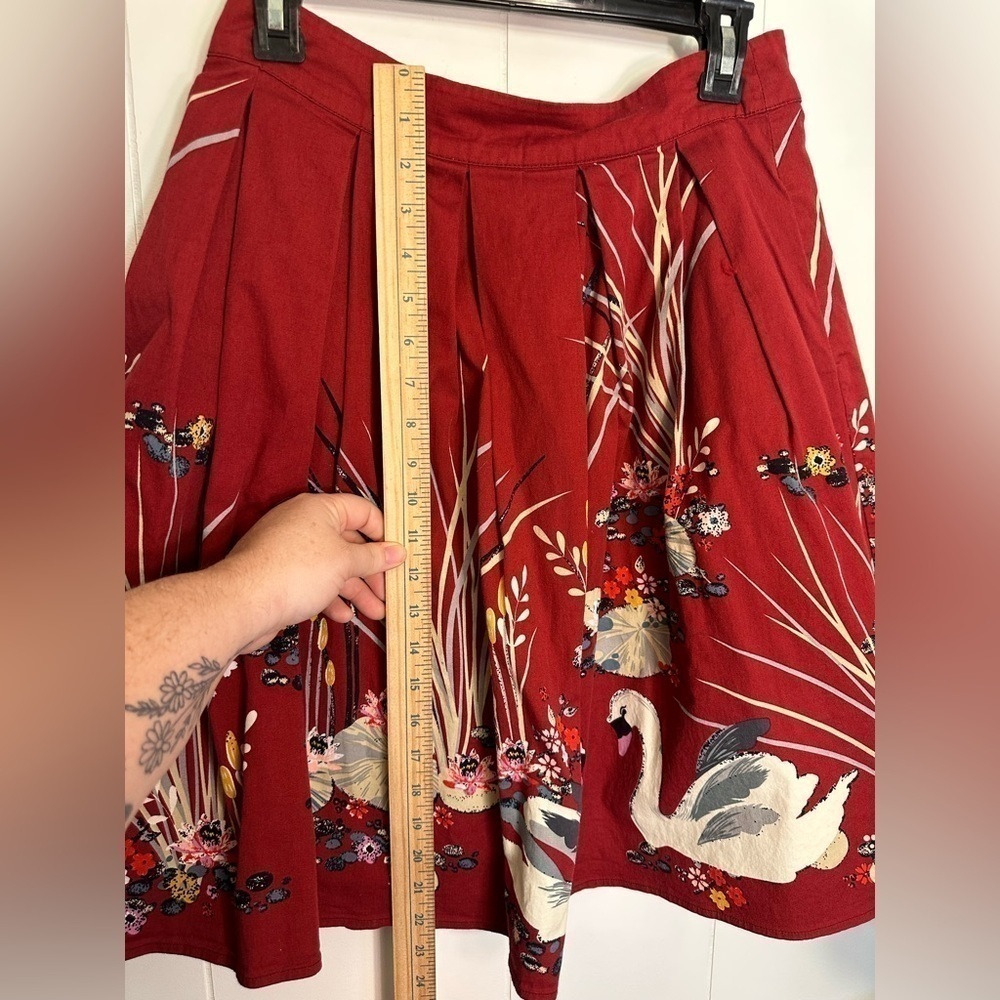 Burgundy Women’s Swan Skirt Size Small - Picture 7 of 10